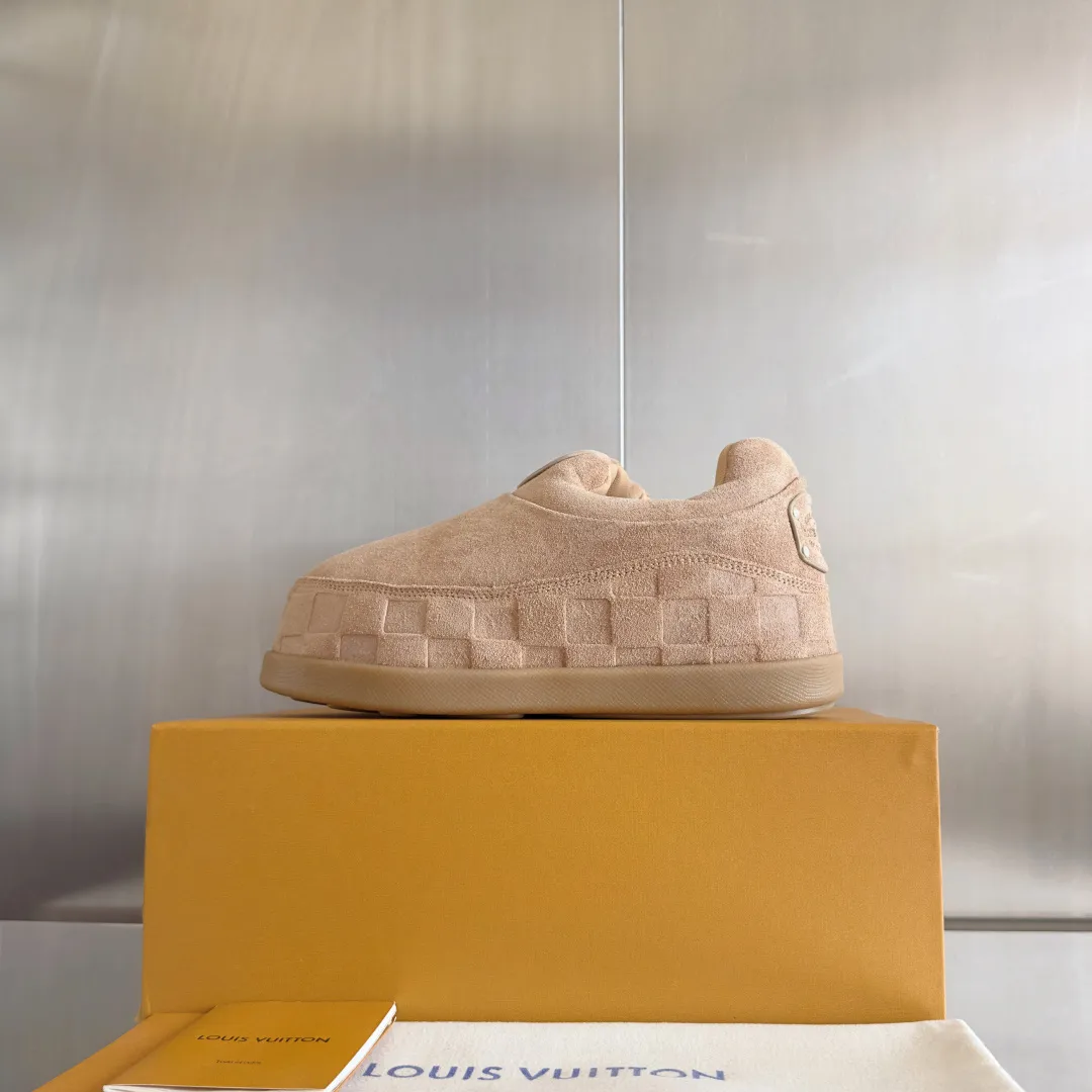 [L Family x Ingo joint model] Top P: 820💰 ▪️Size: Women's 35-40 (customized at 41.42 for women). Men's 39-44 (customized at 38.45.46) LV x Ingo joint model Top version Fatty Forrest Gump shoes Thick sole Couple model Casual sports shoes Original purchase and development Production LV Yeti lace-up shoes from LV Yeti The series combines Japanese "small feet" fashion aesthetics with classic Louis Vuitton elements in avant-garde strokes, subtly paying tribute to the traditional Japanese culture of taking off shoes when entering the house. The suede cow leather is partially embossed with Nigo's reinterpreted Damier pattern, and the comfortable casual shoe configuration highlights street style. Exquisite packaging at the delivery counter🛍📦 ▪️Fabric: Original imported first-layer cowhide ▪️Inner lining: Original custom-made breathable mesh ▪️Sole: Original molded non-slip TPU material ▪️Sole thickness: 5CM